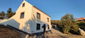 a white house with a pathway leading up to it at Pomar das Oliveiras - Moradia com Piscina privada e carregamento VE gratuito in Carvalhal Cimeiro