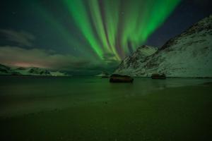 an image of the aurora in the sky over the water at Feriehus med flott havutsikt ved Hauklandstranden in Leknes