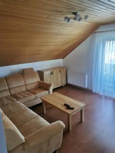 een woonkamer met een bank en een salontafel bij Farm Stay Ramšak in Zreče