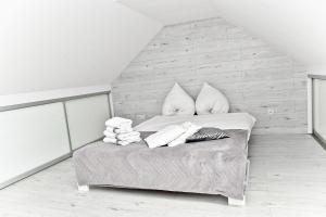 Posteľ alebo postele v izbe v ubytovaní Apartament w Chmurach - Apartamentuj