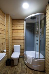 La salle de bains est pourvue d'une baignoire, de toilettes et d'une douche. dans l'établissement Altair Hotel, à Bukovel