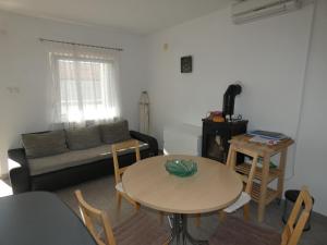 een woonkamer met een tafel en een bank bij Tomo Apartment in Starigrad-Paklenica