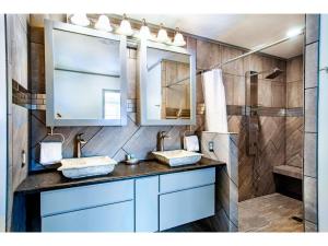 Ένα μπάνιο στο Crestview Retreat - Mountain View, Fire Pit, Grill +42 φωτογραφίες