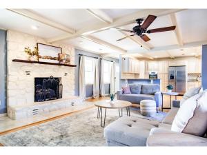 Χώρος καθιστικού στο Crestview Retreat - Mountain View, Fire Pit, Grill