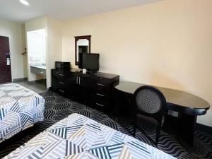 Tempat tidur dalam kamar di Executive Inn & Suites Breaux Bridge, LA