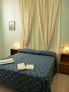 - une chambre avec un lit et 2 serviettes dans l'établissement Hotel Ferraro, à Rome