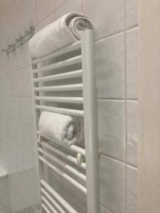 - un porte-serviettes dans la salle de bains dans l'établissement Les Gites d'Albatre, le 44, à Dieppe 139 autres photos