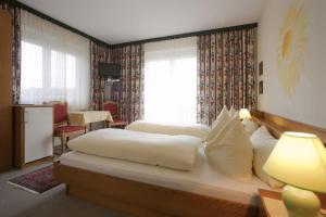 1 dormitorio con cama y ventana grande en Landhaus Lassnig, en Moosburg