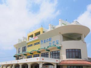 NogunukanikuにあるLagoon Palace - Vacation STAY 95305vの上に看板がある建物
