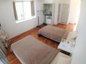 ein Wohnzimmer mit einem Bett und einem Sofa in der Unterkunft Lagoon Palace - Vacation STAY 95305v in Nogunukaniku