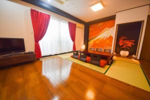 uma sala de estar com televisão e uma grande janela em Inoue Building - Vacation STAY 95362v em Tóquio
