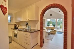 an archway in a kitchen with a living room at Hainholz Hainholz Bungalow Hemmelsdorf in Hemmelsdorf