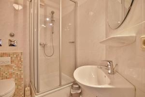 Koupelna v ubytování Gorch-Fock-Straße 16 Gorch-Fock-Str 16 Appartement 1 + 12 fotografií