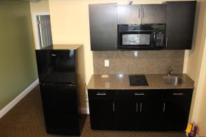 Dapur atau dapur kecil di Crown Inn Motel Yorktown