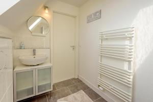 y baño con lavabo y espejo. en Haus Lubecca Ferienhaus Lubecca Appartement 01, en Timmendorfer Strand