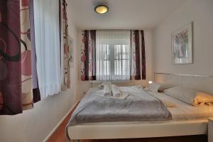 um quarto com uma cama com toalhas em Domizil Gartenstraße Domizil Gartenstraße 4 Appartement 4 em Timmendorfer Strand