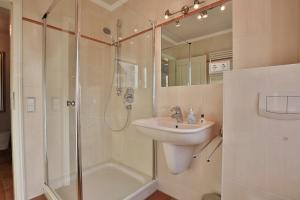 Ένα μπάνιο στο Sunshine-Residenz Sunshine Residenz Appartement 1 Godewind +25 φωτογραφίες