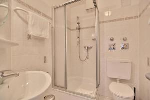 un bagno con doccia, WC e lavandino di Gorch-Fock-Straße 16 Gorch-Fock-Str 16 Appartement 2 a Timmendorfer Strand