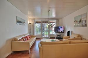 TV a/nebo společenská místnost v ubytování Ferienhaus Strandgarten Ferienhaus Strandgarten