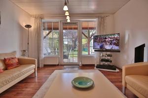 TV a/nebo společenská místnost v ubytování Ferienhaus Strandgarten Ferienhaus Strandgarten