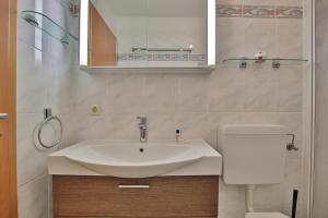 een badkamer met een wastafel, een toilet en een spiegel bij Domizil Strandburg Domizil Strandburg Appartement 08 in Timmendorfer Strand