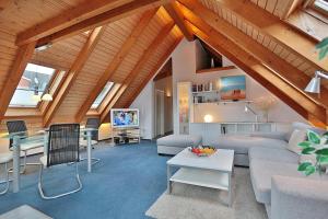 ein Wohnzimmer mit Couch und Tisch in der Unterkunft Feriendomizil Birkenallee Feriendomizil Birkenallee Appartement 13 in Timmendorfer Strand