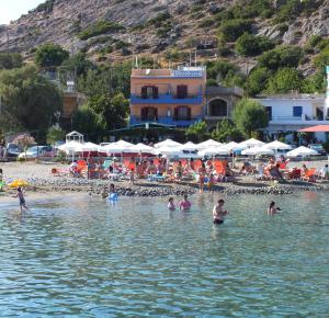 grupa ludzi w wodzie na plaży w obiekcie Venetia w mieście Tsoutsouros