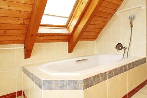 eine Badewanne im Bad mit Fenster in der Unterkunft Feriendomizil Birkenallee Feriendomizil Birkenallee Appartement 13 in Timmendorfer Strand + 21 Fotos