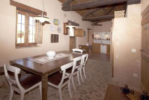 a dining room with a wooden table and chairs at Casa Rural Las Águedas in Murias de Rechivaldo