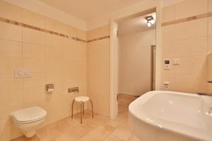 Koupelna v ubytování Villa Mér Baltique Villa Mér Baltique Appartement 20 + 8 fotografií