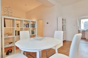 蒂門多爾費爾斯特蘭德的住宿－Villa Demory Villa Demory Appartement 6，白色的用餐室配有白色的桌椅