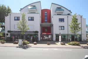 a large white building on a city street at Villa Mér Baltique Villa Mér Baltique Appartement 13 in Timmendorfer Strand