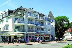 a large building with people standing in front of it at Maison Baltique Tdf Strand Maison Baltique Appartement 5 in Timmendorfer Strand