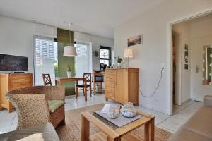 ein Wohnzimmer mit einem Sofa und einem Tisch in der Unterkunft Haus Sommerbrise Haus Sommerbrise Appartement 4 in Timmendorfer Strand