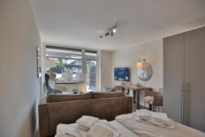 1 dormitorio con 1 cama y sala de estar en Villa Idyll Strandstudio Appartement 12 in der Villa Idyll, en Timmendorfer Strand