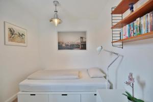 1 dormitorio con 1 cama y escritorio con lámpara en Carpe Diem Carpe Diem Appartement 093, en Niendorf 36 fotos más