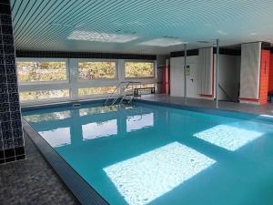 Una gran piscina con agua azul en un edificio. en Carpe Diem Carpe Diem Appartement 093, en Niendorf