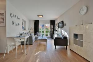 een woonkamer met een bank en een tafel bij Am Rosenhain 12 Am Rosenhain 12 Appartement 1 in Timmendorfer Strand