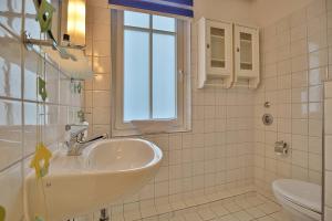 a bathroom with a sink and a toilet at Residenz Poststraße 12 Residenz Poststraße 12 Appartement 1 in Timmendorfer Strand +20 photos