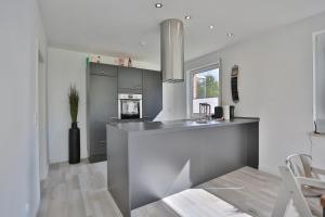 Kuchyň nebo kuchyňský kout v ubytování Ferienhaus Glockenstraße Ferienwohnung Ostseehöhe Appartement 1