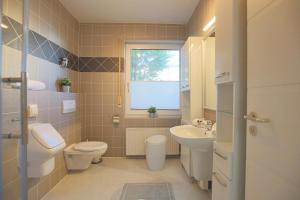 Koupelna v ubytování Ferienhaus Glockenstraße Ferienwohnung Ostseehöhe Appartement 1