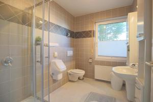 Koupelna v ubytování Ferienhaus Glockenstraße Ferienwohnung Ostseehöhe Appartement 1 + 14 fotografií