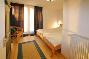 een kleine slaapkamer met een bed en een raam bij Seebrücke Seebrücke Appartement 22 in Scharbeutz