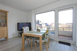 TV a/nebo společenská místnost v ubytování Haus an der Strandallee 112 Haus an der Strandallee 112 Appartement 7