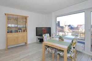 TV a/nebo společenská místnost v ubytování Haus an der Strandallee 112 Haus an der Strandallee 112 Appartement 7