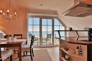 een keuken en eetkamer met uitzicht op de oceaan bij Stranddomizil Stranddomizil Appartement 13 in Haffkrug
