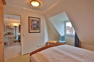 1 Schlafzimmer mit einem Bett und einem Esszimmer in der Unterkunft Hansa Residenz II Hansa-Residenz II Appartement 28 in Scharbeutz