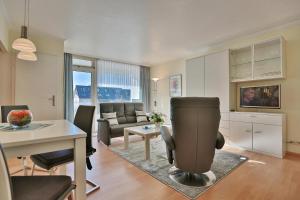 ein Wohnzimmer mit einem Sofa und einem Tisch in der Unterkunft Hanseat am Hang 3 - 5 Hanseat Appartement 21 in Scharbeutz