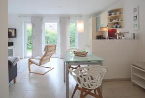 a kitchen with a table and chairs in a room at Haus Küstenkinder Haus Küstenkinder Marie Appartement 1 in Scharbeutz