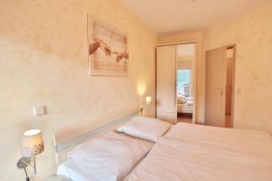 沙博伊茨Residenz Ostseestrand Appartement 2的房间里有一张白色床的卧室 更多28张照片